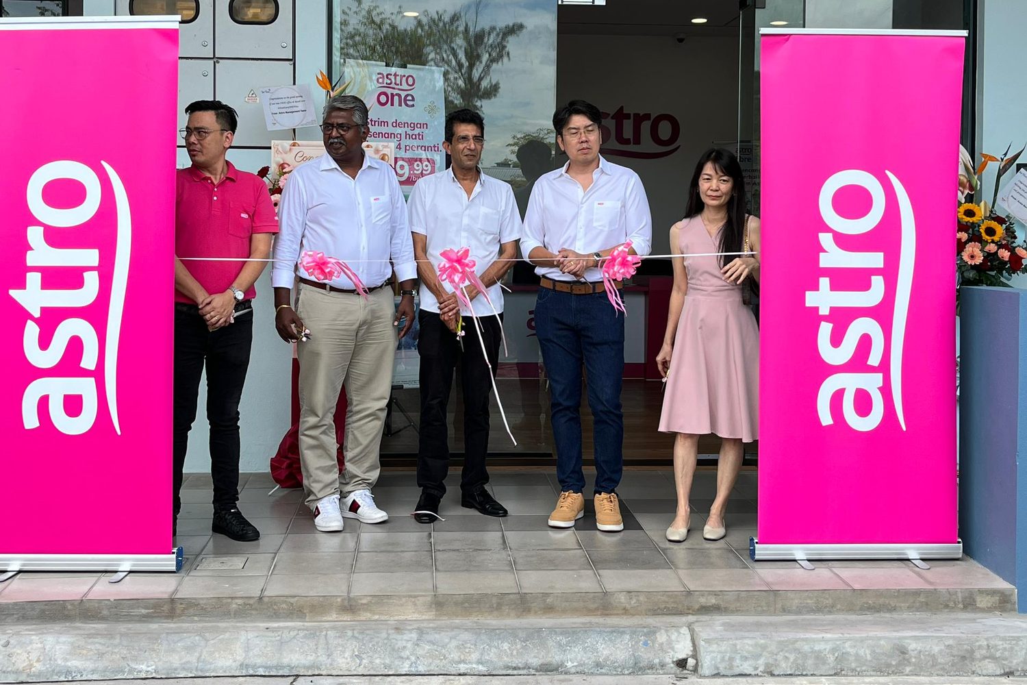 Ribbon-cutting at the grand opening of A-Asign's new office with Astro